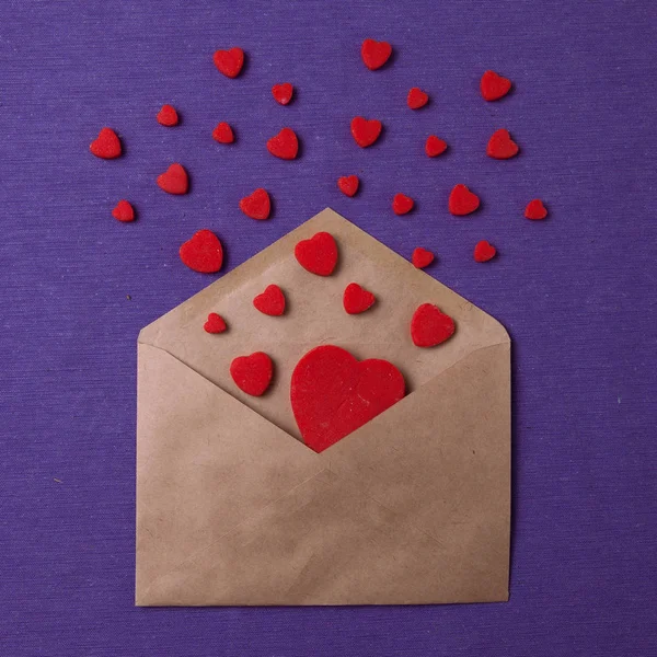 Vintage zarf kalp şekilleri ile. Mutlu Sevgililer günü kavramı.