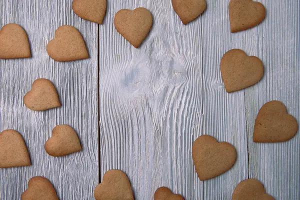 Ahşap arka plan üzerinde kalp gingerbread çerezleri. Üstten Görünüm