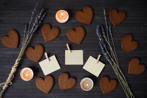 Kalp gingerbread çerezleri boş notları ile