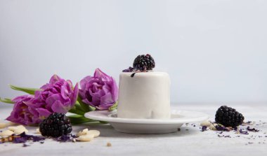 Blackberry ve lale, Sevgililer günü arka plan, kopya alanı ile pasta