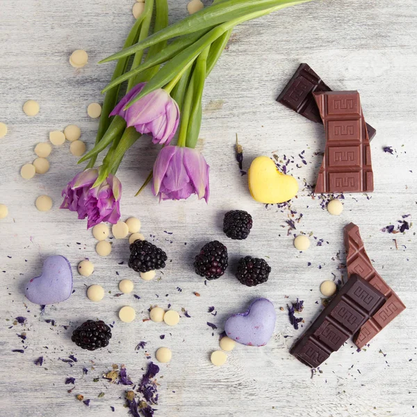 Sevgiliye arka plan. Çikolata ile lale, üstten görünüm