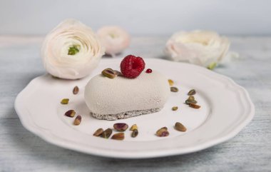 Kek Ahududu ve çiçekler.