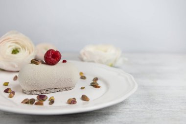 Kek Ahududu ve çiçekler.