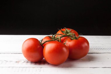 Beyaz ahşap masa, üstten görünüm taze organik domates. Yakın çekim.