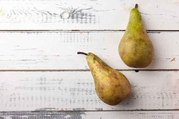 Beyaz ahşap masa, üstten görünüm üzerinde taze organik armut. Kopya alanı