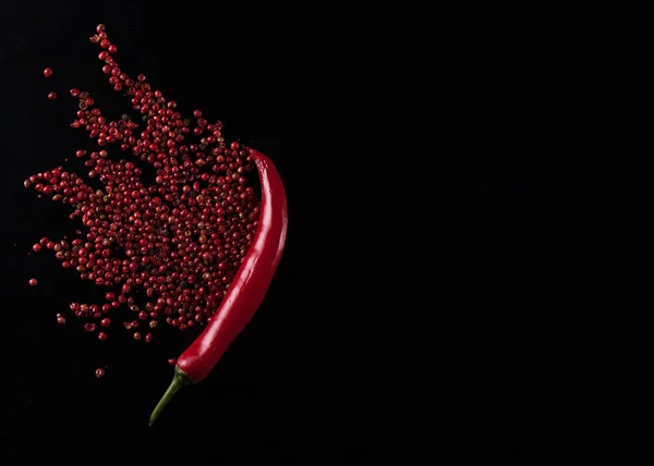 Siyah arkaplanda kırmızı biber