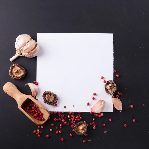 Gıda arka plan. Baharat, sarımsak ve mantar. Temiz tarifi sayfa. Metin için yer.