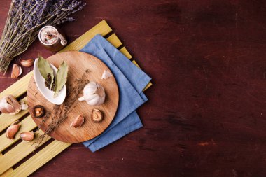 Baharat ve sarımsak yuvarlak ahşap tahta üzerinde. Üstten Görünüm