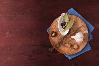 Baharat ve sarımsak yuvarlak ahşap tahta üzerinde. Üstten Görünüm