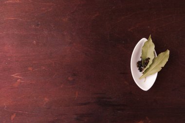 Küçük bir beyaz tabak ve defne yaprağı biber. Üstten Görünüm