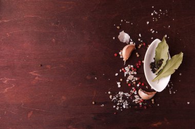 Küçük bir beyaz tabak ve defne yaprağı biber. Üstten Görünüm