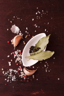 Küçük bir beyaz tabak ve defne yaprağı biber. Üstten Görünüm