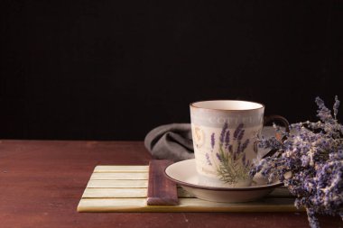 Lavanta çay ve kek siyah arka plan üzerine kupa ile