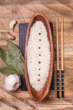 Pirinç kase sarımsak ve defne yaprağı, üstten görünüm