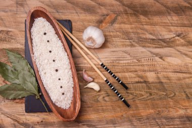 Pirinç kase sarımsak ve defne yaprağı, üstten görünüm