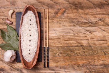 Pirinç kase sarımsak ve defne yaprağı, üstten görünüm