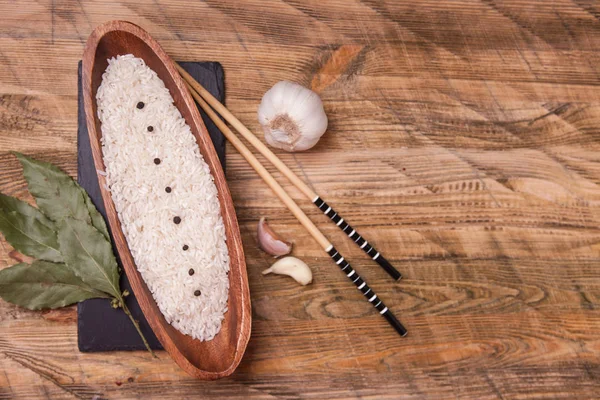 Pirinç kase sarımsak ve defne yaprağı, üstten görünüm