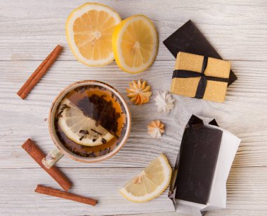 Bardak bitkisel çay ve hediye kutusu ahşap arka plan üzerinde. Üstten Görünüm