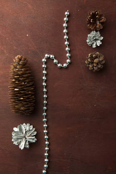 Çam kozalakları ahşap arka plan ile yeni yıl kompozisyon. Üstten Görünüm