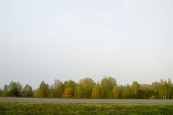 Felder und Wälder im Herbst in Zentralrussland - gelb, grün, orange Tinte — Stockfoto