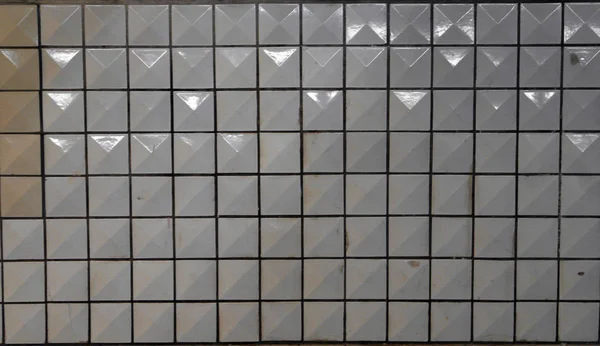Pared de azulejos blancos sucios reflejan bombillas fondo — Foto de Stock