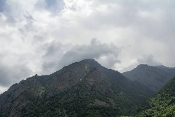Norte do Cáucaso região de Elbrus, os topos das montanhas estão escondidos por nuvens — Fotografia de Stock