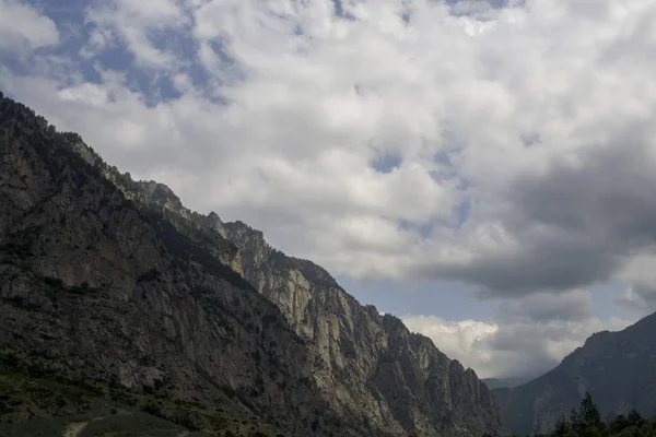 Norte del Cáucaso región de Elbrus, las cimas de las montañas están ocultas por las nubes, barranco —  Fotos de Stock