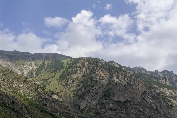 Kuzey Kafkasya Elbrus region, beyaz bulutlar mavi gökyüzü — Stok fotoğraf