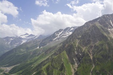 Gökyüzü bulutlar yeşil ve kar dağlarda Kuzey Kafkasya Elbrus bölge.