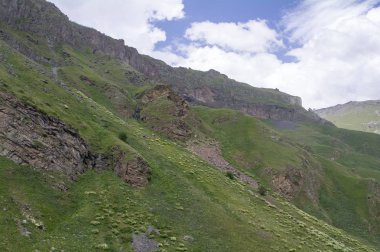 Gökyüzünde bulutlar ve yeşil tepeler, Kuzey Kafkasya Elbrus bölge.