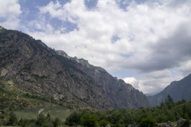 Gökyüzünde bulutlar ve yeşil tepeler, Kuzey Kafkasya Elbrus bölge.
