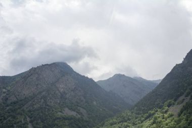 Gökyüzünde bulutlar ve yeşil tepeler, Kuzey Kafkasya Elbrus bölge.