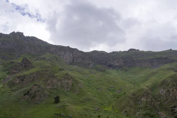 Céu nas nuvens e colinas verdes, região do Norte do Cáucaso Elbrus . — Fotografia de Stock