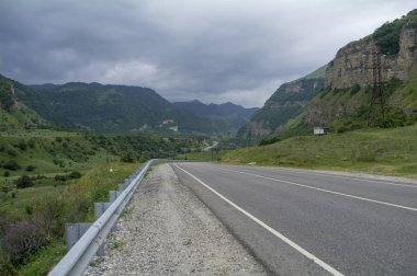Asfalt yol Elbrus, Kuzey Kafkasya, Rusya eteklerinde.