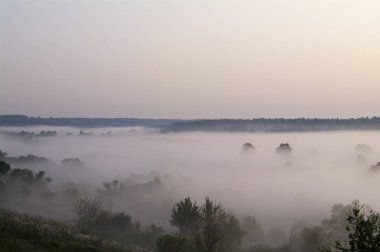 Yaz aylarında Nehri'nde sabah sis.