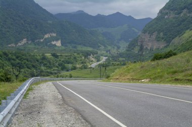 Asfalt yolda Kafkas Dağları, Rusya Federasyonu.