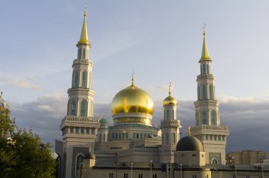 Moskova, Rusya - Ağustos, 2017 - beyaz Hilal ve akşam Moskova Katedrali Camii kubbeleri güneş ışığı yansıtacak.