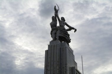 Moskova, Rusya - Ağustos, 2017 - anıt işçi ve toplu tarlası kadını bulutlar arka planı.