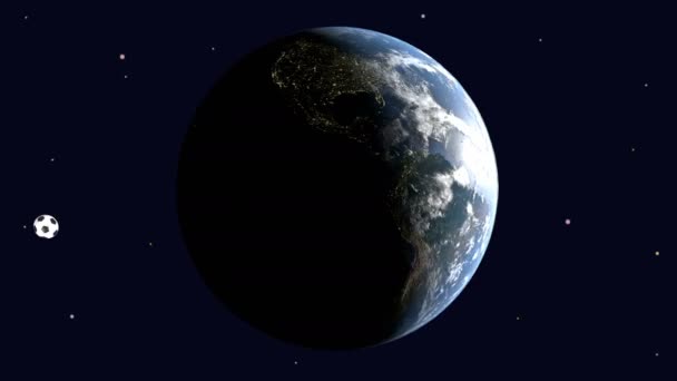 Uma bola de futebol realista gira em torno de uma terra giratória iluminada pelo sol contra um céu estrelado, elementos de imagem fornecidos pela NASA — Vídeo de Stock