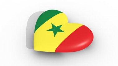 Beyaz arka plan, 3d render yan, döngü Senegal bayrak renkleri zonklayan kalp.