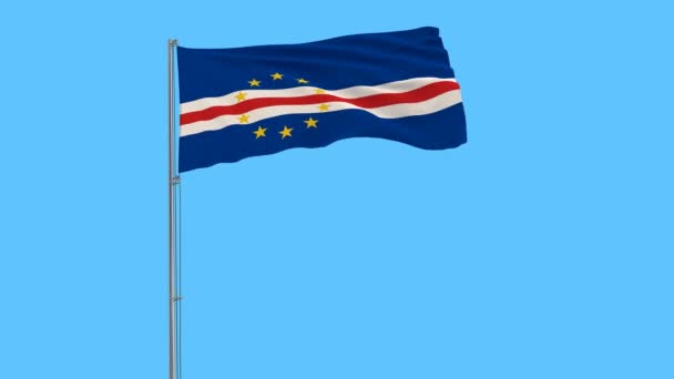 Isolierte Flagge von Cape Verde auf einem Fahnenmast, der im Wind vor blauem Himmel flattert, 3D-Darstellung. — Stockvideo