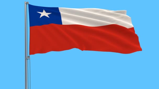 Isolar a bandeira do Chile em um mastro de bandeira que flutua no vento em um fundo azul, renderização 3d . — Vídeo de Stock