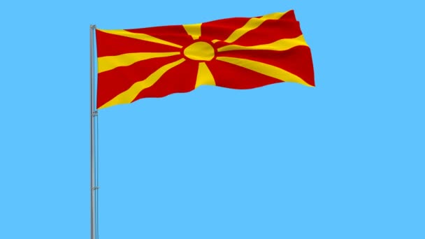 Aislar Bandera Macedonia Asta Bandera Ondeando Viento Sobre Fondo Azul — Vídeo de stock