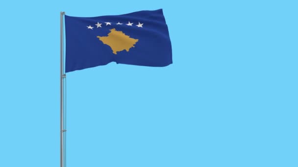 Aislar Bandera Kosovo Asta Bandera Ondeando Viento Sobre Fondo Azul — Vídeos de Stock