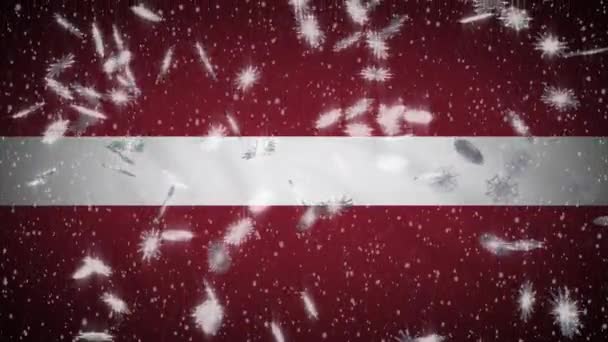 Letland vlag vallende sneeuw loopable, Nieuwjaar en Kerstmis achtergrond, lus — Stockvideo