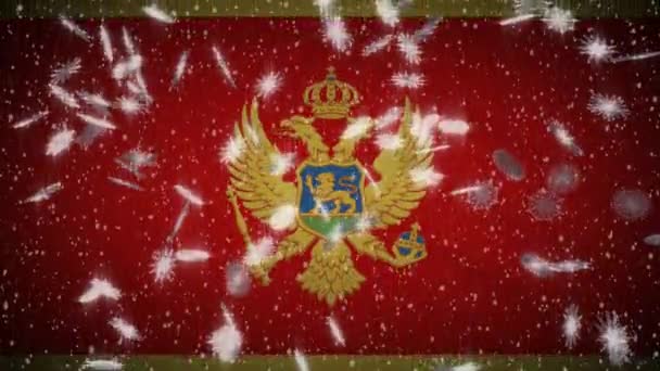 Montenegro Flagge fallenden Schnee loopable, Neujahr und Weihnachten Hintergrund, Schleife — Stockvideo