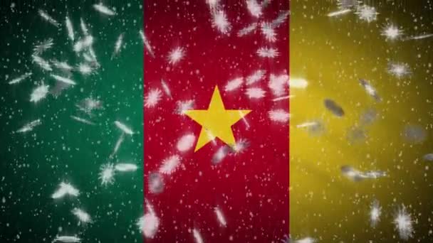 Bandera de Camerún cayendo nieve loopable, Año Nuevo y fondo de Navidad, bucle — Vídeo de stock
