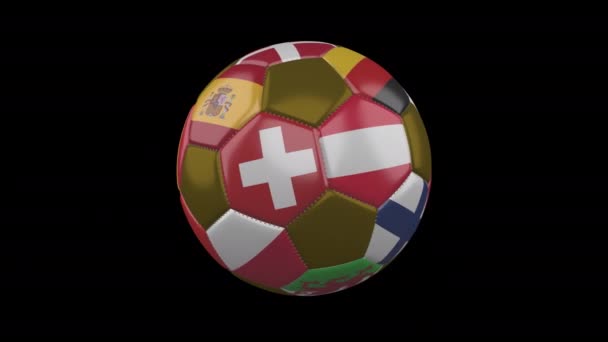 Прапори Євро на футбольному м'ячі обертаються на прозорому фоні, альфа-петля — стокове відео