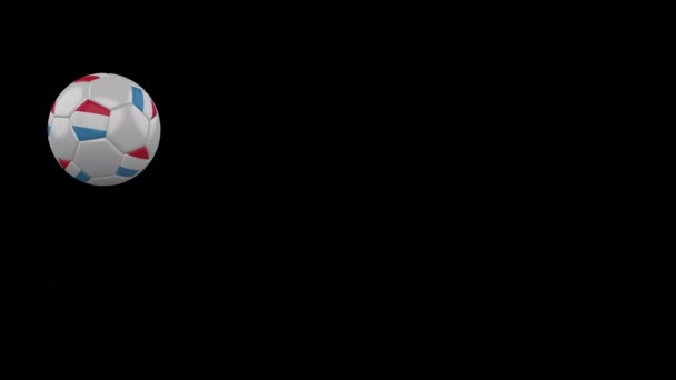 Lüksemburg bayrağı şeffaf arka planda uçan futbol topu, alfa kanalı — Stok video