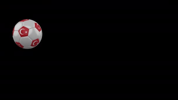 Drapeau de la Turquie sur le ballon de football volant sur fond transparent, canal alpha — Video